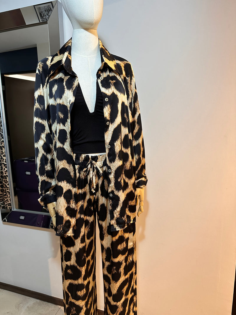 Traje animal print satin