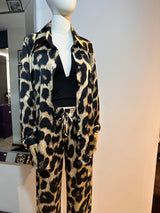 Traje animal print satin