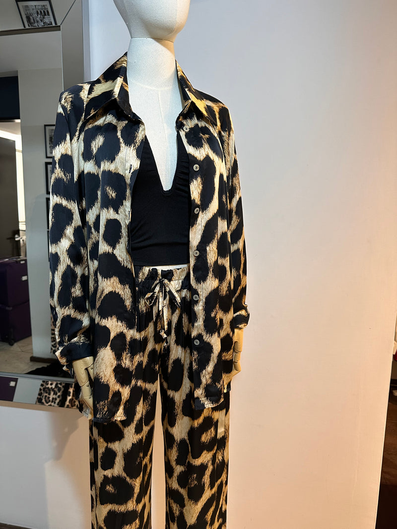 Traje animal print satin