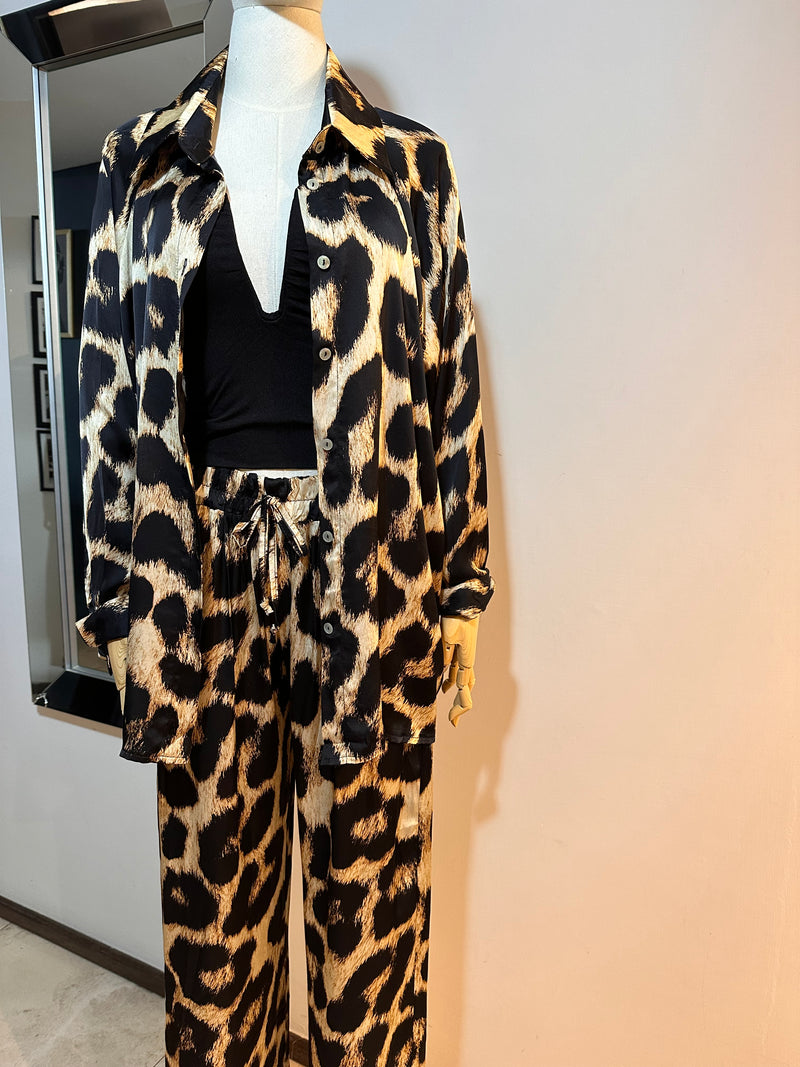 Traje animal print satin