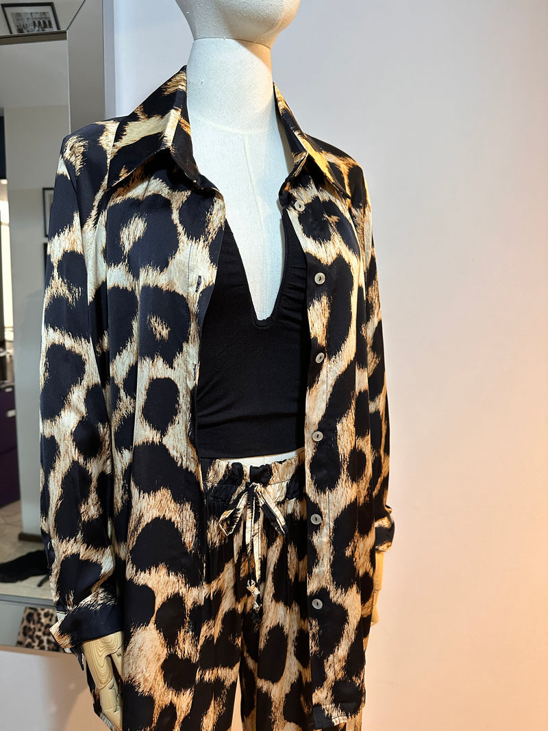 Traje animal print satin