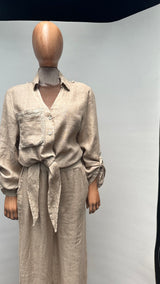 Traje bordado de lino