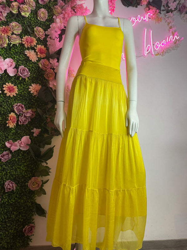 Aldana Boutique - ¡Lucí linda y coqueta con esta falda amarilla 💛! Este  look vos cómo la usarías ? Con zapatos 👠 o tennis? Comprá aquí: • Falda:   • Blusa:  •